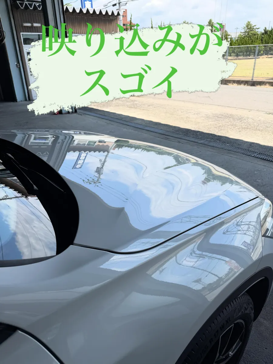 白いBMW系SUV ボンネットの映り込み